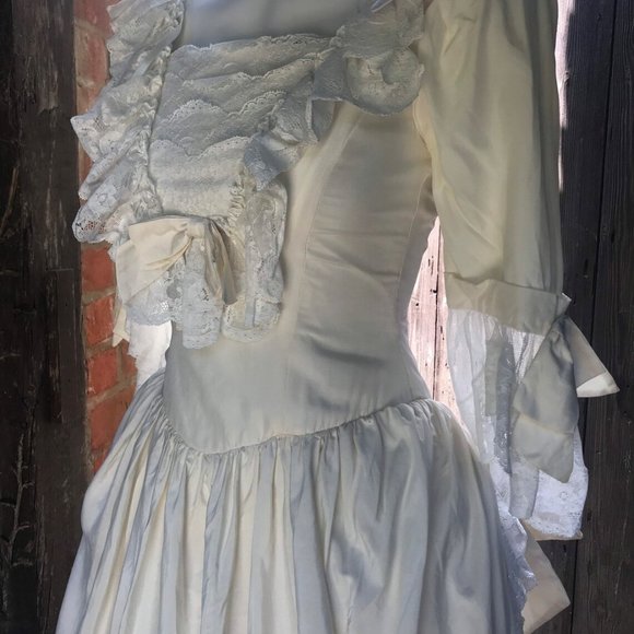 Amazing 80s silk wedding dress . Victorian style . - Picture 6 of 9
